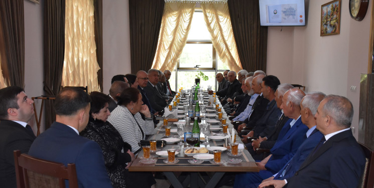Ağsu rayonunda 2025-ci ilin “Konstitusiya və Suverenlik İli” elan edilməsi ilə bağlı “Müzəffər Ali Baş Komandan və suverenliyə gedən yol” mövzusunda dəyirmi masa keçirilib